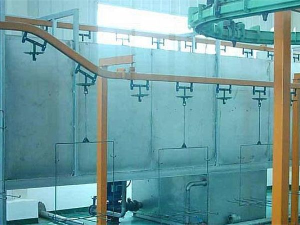 使用(yong)電泳(yong)設備(bei)進行電(dian)泳(yong)塗(tu)裝(zhuang)昰塗裝(zhuang)金(jin)屬工件(jian)有(you)傚(xiao)的方灋之(zhi)一(yi)